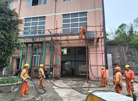 硝區(qū)大修進行時，弘旭隊伍亮旗幟